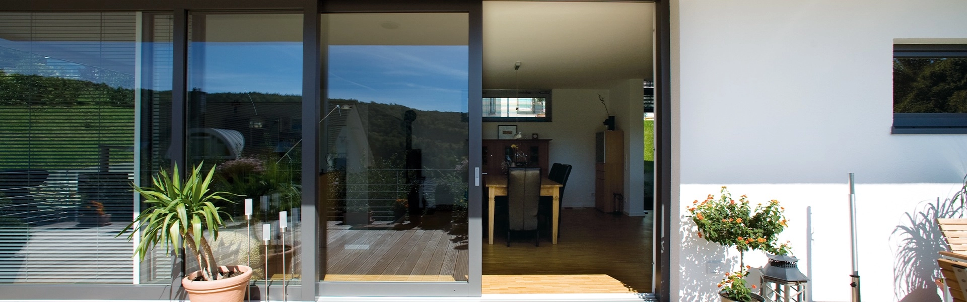 EMELŐ TOLÓ ERKÉLYAJTÓ