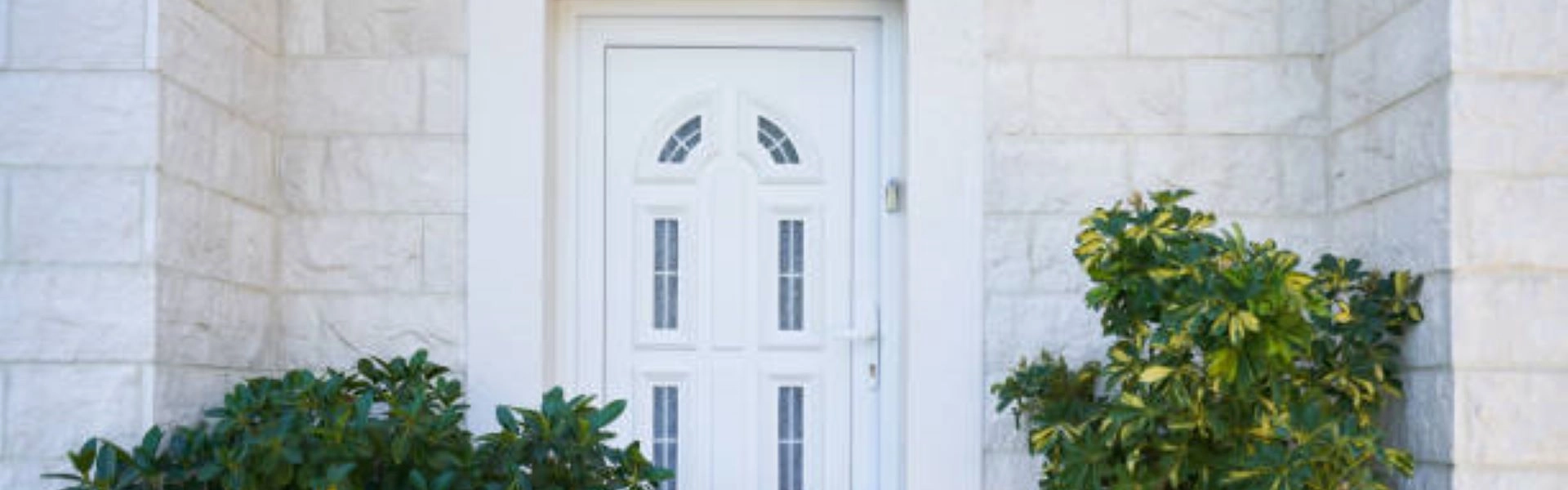 Modern műanyag bejárati ajtó árak