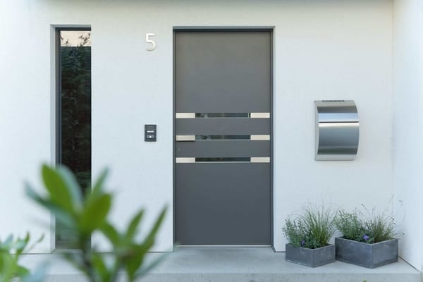 acél bejárati ajtó ár, Az acél bejárati ajtók ára változhat a különböző tényezők, például az ajtó mérete, típusa, kialakítása, biztonsági funkciói és egyéb extra tulajdonságai szerint. Általában az acél bejárati ajtók ára széles skálán mozoghat, attól függően, hogy mennyire exkluzív és biztonságos az ajtó. Általánosságban elmondható, hogy az egyszerűbb, alapvető kialakítású acél bejárati ajtók általában olcsóbbak lehetnek, míg a nagyobb méretű, biztonságosabb és több extra funkcióval rendelkező ajtók magasabb árkategóriába esnek. A pontos árakat befolyásolhatja az ajtó mérete, a kiválasztott kiegészítő funkciók (például zárak, üvegezés, díszítőelemek), az extra biztonsági elemek, valamint a gyártó vagy forgalmazó árképzési politikája. Általánosságban az acél bejárati ajtók ára lehet néhány száz eurótól több ezer euróig terjedhet, attól függően, hogy melyik típust és funkciókat választja. Fontos megjegyezni, hogy az ajtó árát az is befolyásolhatja, hogy a telepítést is igénybe veszi-e, és ha igen, milyen költségekkel jár ez. Általában a telepítési költségek nem tartalmazzák az ajtó vételárát, ezért mindig fontos ellenőrizni az ajtó árát a telepítési költségekkel együtt.