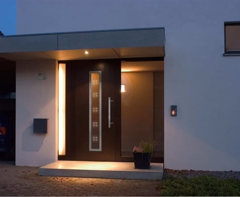 alumínium bejárati ajtó, A minőségi bejárati ajtó olyan ajtó, amely magas színvonalú anyagokból és gyártási folyamatokból készül, és kiváló teljesítményt nyújt a funkcionalitás, biztonság és esztétika terén. Amikor minőségi bejárati ajtót választ, érdemes figyelembe venni a következő szempontokat: Anyagminőség: A minőségi bejárati ajtók leggyakrabban fa, acél, alumínium vagy műanyagból készülnek. Fontos, hogy válasszon magas minőségű alapanyagokból készült ajtót, amely ellenáll az időjárási viszontagságoknak és a kopásnak. Szigetelés: A jó minőségű bejárati ajtók hatékony hő- és hangszigeteléssel rendelkeznek, ami segít a belső kényelem fenntartásában és a zaj csökkentésében. Biztonság: Fontos szempont a bejárati ajtó biztonsága. Válasszon olyan ajtót, amely tartós zárakkal és megerősített szerkezettel rendelkezik, hogy megakadályozza a betöréseket és növelje az otthoni biztonságot. Design: Az ajtó designja és stílusa fontos szempont lehet az otthon összképének szempontjából. Válasszon olyan ajtót, amely megfelel az Ön ízlésének és az otthoni vagy épületi stílusnak. Tartósság: A minőségi bejárati ajtók hosszú távú tartósságot és megbízhatóságot nyújtanak, így érdemes befektetni egy olyan ajtóba, amely hosszú ideig megőrzi minőségét és funkcionalitását. Garancia és szerviz: Fontos, hogy válasszon olyan gyártót vagy márkát, amely megfelelő garanciát és szervizszolgáltatást biztosít az ajtóhoz. Ez biztosítja, hogy esetleges problémák vagy hibák esetén könnyen megoldást találjon. Összességében a minőségi bejárati ajtók kiváló befektetést jelentenek az otthon vagy az épület értékének és biztonságának növelésében. Fontos azonban alaposan átgondolni az egyedi igényeket és körülményeket, mielőtt döntést hozna, és szakértővel konzultálni, ha szükséges.