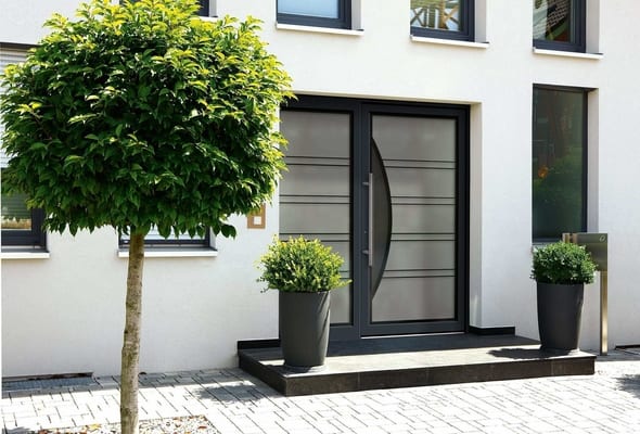 Az alumínium bejárati ajtók általában kiváló minőségű, tartós és modern megjelenésű ajtók, amelyek széles körben elérhetők a piacon. Ezek az ajtók számos előnnyel rendelkeznek, többek között: Tartósság: Az alumínium bejárati ajtók rendkívül tartósak és ellenállnak az időjárás viszontagságainak, például a nedvességnek és a korróziónak. Könnyű karbantartás: Az alumínium anyag könnyen tisztítható és karbantartható, ami kevesebb időt és energiát igényel a fenntartásához. Hő- és hangszigetelés: Az alumínium bejárati ajtók hatékonyan szigetelnek, és hozzájárulnak a belső hőmérséklet stabilizálásához és a zaj csökkentéséhez. Modern design: Az alumínium ajtók rendkívül sokoldalúak és modern megjelenésűek, és számos különböző stílusban és színben elérhetők, hogy illeszkedjenek az Ön otthonához. Biztonság: Az alumínium bejárati ajtók általában biztonságosak és ellenállók, és számos kiegészítő biztonsági funkciót lehet hozzájuk rendelni, mint például többpontos zárak vagy üvegtörés elleni védelem. Fontos megjegyezni, hogy az alumínium bejárati ajtók ára változhat az ajtó méretétől, típusától és kiegészítő funkcióitól függően. Általában azonban az alumínium bejárati ajtók magasabb árkategóriába tartoznak, de a tartósságuk és a minőségük miatt hosszú távon jelentős befektetést jelenthetnek az otthonába.