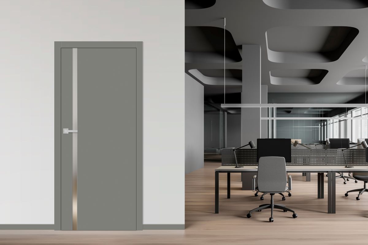 Az Altamura Lux Beltéri Ajtó szál csiszolt acél intarziás kivitele lenyűgöző modern megjelenést kölcsönöz a belső tereknek. A szál csiszolt acél intarziák elegánsan integrálódnak az ajtó tölgyfával kombinált felületén, fokozva az ajtó esztétikai vonzerejét.