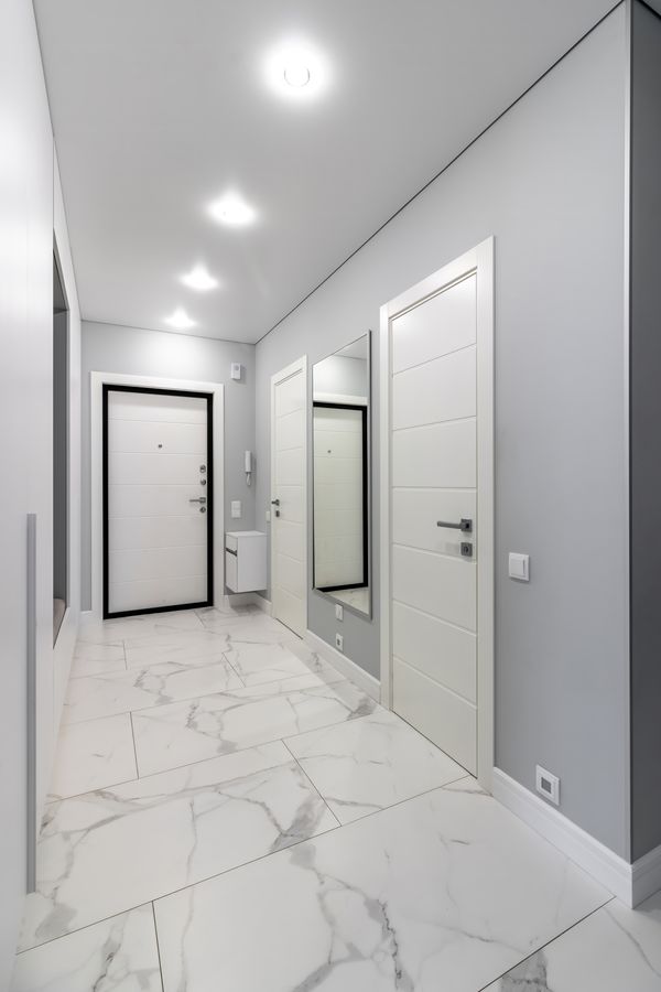 Fehér beltéri ajtó modern lakásban