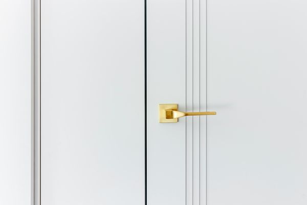 Fehér beltéri ajtó tökéletes illeszkedéssel