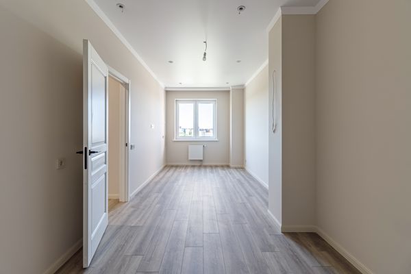 Fehér beltéri ajtó tokkal az egyszerűbb beépítés érdekében