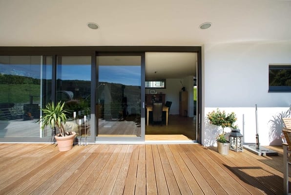 prémium műanyag erkélyajtó árak, Az emelő-toló erkélyajtók egy modern és praktikus megoldást jelentenek, különösen a teraszok vagy erkélyek számára. Ezek az ajtók könnyen kezelhetők és tágas nyílásméretet biztosítanak, ami ideálisabbá teszi a beltéri és kültéri tér közötti átjárást. Az emelő-toló erkélyajtók fő jellemzői közé tartozik: Funkcionalitás: Az emelő-toló rendszer lehetővé teszi az ajtó könnyed nyitását és zárását, ami kényelmessé és gyorsabbá teszi az átjárást. Tágas nyílásméret: Az emelő-toló ajtók nagy nyílásméretet biztosítanak, ami lehetővé teszi a nagyobb mennyiségű fény és friss levegő behatolását a térbe. Térfoglalat: Mivel az ajtók toló rendszerűek, nem igényelnek helyet a belső vagy külső térben, ami különösen előnyös lehet olyan helyiségekben, ahol korlátozott a rendelkezésre álló tér. Esztétikai megjelenés: Az emelő-toló erkélyajtók modern és elegáns megjelenést kölcsönöznek az otthonnak vagy az épületnek. Energiahatékonyság: Sok emelő-toló ajtó kiválóan szigetel, ami segít csökkenteni az energiafogyasztást és a hőveszteséget. Fontos megjegyezni, hogy az emelő-toló erkélyajtók ára és rendelkezésre állása függ a méretüktől, anyaguktól, gyártótól és a beépítés helyétől. Ajánlott szakértővel konzultálni annak érdekében, hogy megtalálja az Ön igényeinek és költségvetésének legmegfelelőbb megoldást.