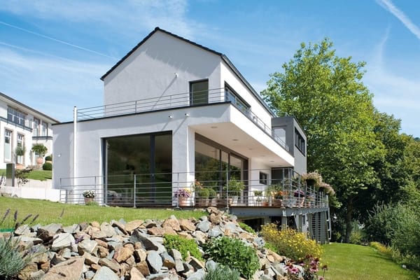 A Kömmerling ablakokat általában magas minőségű termékeknek tekintik a piacon, és számos pozitív vélemény és visszajelzés érkezik róluk. A következőkben néhány előnyt és pozitív tulajdonságot sorolok fel, amelyek gyakran előfordulnak a Kömmerling ablakokkal kapcsolatos véleményekben: Kiváló minőség és tartósság: A Kömmerling ablakokat magas minőségű anyagokból készítik, és szigorú minőségellenőrzésen esnek át, ami hosszú élettartamot és megbízhatóságot biztosít. Hőszigetelő képesség: A Kömmerling ablakok kiváló hőszigetelő tulajdonságokkal rendelkeznek, ami segít csökkenteni az energiafogyasztást és a fűtési költségeket.