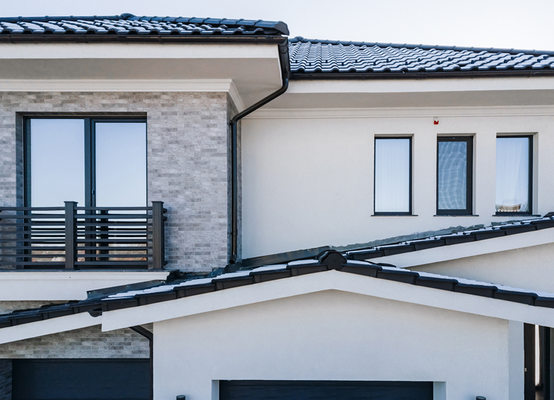 Kömmerling műanyag ablak, A Kömmerling egy németországi vállalat, amely magas minőségű műanyag ablakokat és nyílászárókat gyárt. A Kömmerling ablakok híresek kiváló minőségükről, hőszigetelő tulajdonságaikról és tartósságukról. A Kömmerling műanyag ablakok számos előnnyel rendelkeznek, ideértve: Kiváló hőszigetelés: A Kömmerling ablakok kiváló hőszigetelő képességgel rendelkeznek, ami segít csökkenteni az energiafogyasztást és a fűtési költségeket. Magas minőség: A Kömmerling ablakok magas minőségű anyagokból készülnek, és szigorú minőségellenőrzésen esnek át, hogy biztosítsák a hosszú élettartamot és a megbízhatóságot. Széles választék: A Kömmerling kínálatában számos különböző stílusú és méretű ablak található, így könnyen megtalálhatók az egyedi igényeknek megfelelő ablakok. Könnyű karbantarthatóság: A műanyag anyag könnyen tisztítható és ellenáll az időjárás viszontagságainak, így a Kömmerling ablakok hosszú ideig megőrzik esztétikus megjelenésüket. Hangszigetelés: A Kömmerling ablakok hatékonyan csökkentik a külső zajok behatolását, ami csendesebb és nyugodtabb környezetet teremt a lakásban. Összességében a Kömmerling műanyag ablakok jó választásnak bizonyulhatnak azoknak, akik magas minőségű, energiatakarékos és tartós ablakokat keresnek otthonuk számára. Azonban fontos megjegyezni, hogy az ablakok kiválasztásakor mindig fontos figyelembe venni az egyedi igényeket és körülményeket.