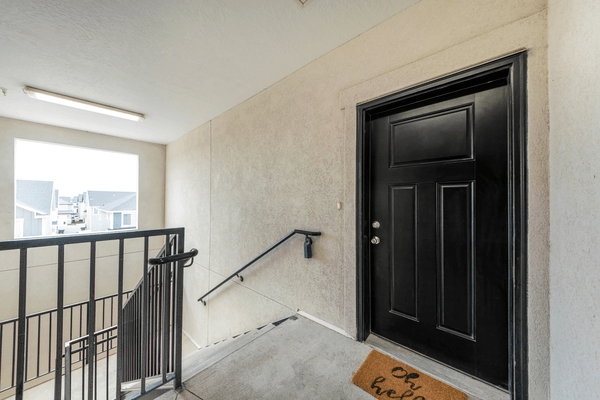 Fekete lépcsőházi bejárati ajtó