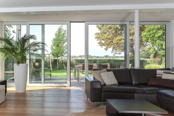 modern toló terszajtó, A modern toló teraszajtók az otthonok és épületek stílusos és praktikus részei, amelyek lehetővé teszik a tágas teret és a könnyű átjárást a belső és külső tér között. Ezeknek az ajtóknak számos jellemzője lehet: Letisztult design: A modern toló teraszajtók általában tiszta vonalakkal, egyszerű megjelenéssel és minimalista designnal rendelkeznek, ami korszerű és elegáns megjelenést biztosít. Nagy üvegfelületek: Ezek az ajtók általában nagy üvegfelületekkel rendelkeznek, ami lehetővé teszi a természetes fény behatolását a térbe, és tágas megjelenést kölcsönöz. Praktikus funkcionalitás: A tolóajtók egyszerűen nyithatók-zárhatók, és kényelmesen mozgathatók, ami praktikus és könnyű használatot biztosít. Energiahatékonyság: Sok modern toló teraszajtó kiválóan szigetel, ami segít csökkenteni az energiafogyasztást és a hőveszteséget. Továbbfejlesztett biztonság: A legtöbb modern tolóajtó magas biztonsági szintet kínál, például többpontos zárral és erősített profilokkal. Okos funkciók: Néhány modern toló teraszajtó lehetőséget kínálhat okos funkciókra, például távirányítású vagy automatizált nyitás-zárásra, valamint egyéb okos otthon integrációkra. Fontos megjegyezni, hogy a modern toló teraszajtók elérhetők különböző anyagokból, mint például alumínium, műanyag vagy fa, és különféle kivitelezési lehetőségekkel rendelkezhetnek. Fontos azonban a tervezés során figyelembe venni az adott tér stílusát és funkcionális igényeit, hogy megtaláljuk a legmegfelelőbb megoldást.