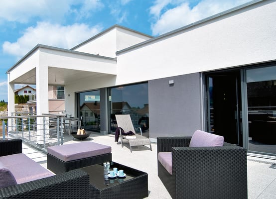 A műanyag ablakok ára változó lehet attól függően, hogy milyen típusú ablakokat keresel, milyen méretűekre van szükséged, valamint a minőség és a gyártó is befolyásolhatja az árat. Általánosságban elmondható, hogy a műanyag ablakok ára különböző tényezők alapján alakul, de közepes méretű ablakok esetén általában néhány tízezer forinttól indulnak és több százezer forintig terjedhetnek. Az ablakok ára általában befolyásolja az ablak típusa, a hőszigetelési tulajdonságok, az üvegezés típusa és a kiegészítő funkciók, mint például a redőny vagy a szúnyogháló.